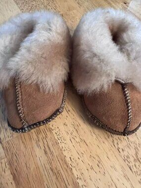 Handmade sheepskin shearling baby booties "Snuggies" suede upper sheepskin cuff‎